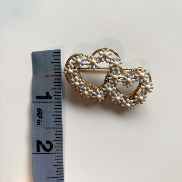 Daisy Chain Enamel Double Heart Brooch Vintage - Picture 2 of 7